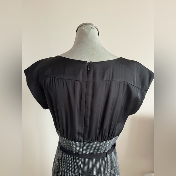 Very Classy and Beautiful Dress - Picture 4 of 7